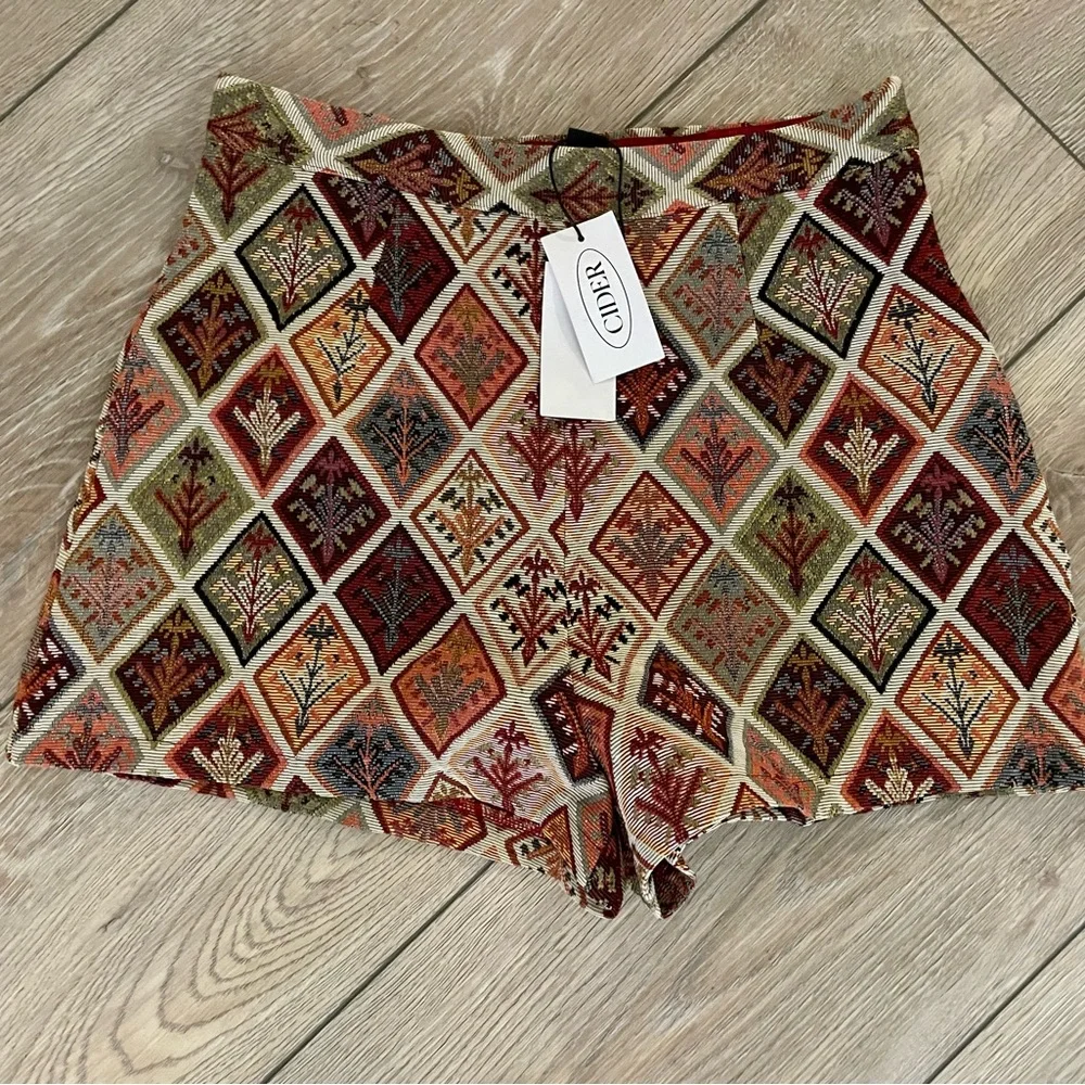 Cider High Waisted Carpet Shorts - Picture 2 of 2